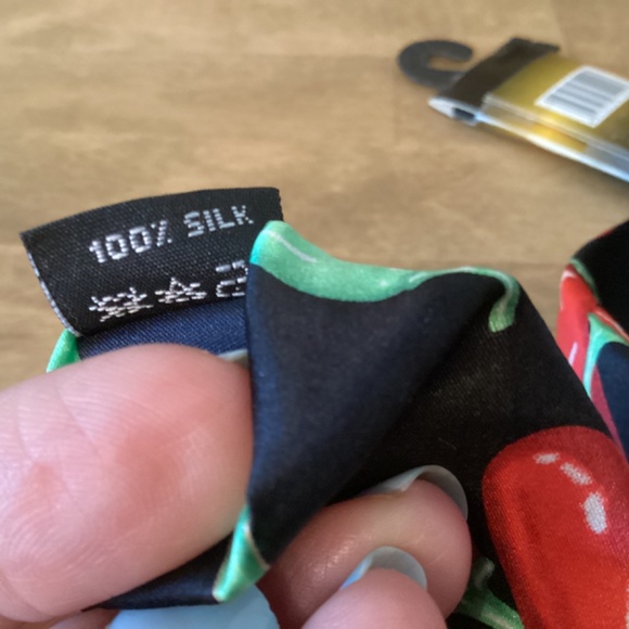 Robin Ruth “Chilis & Leaves“ Necktie - Picture 4 of 5